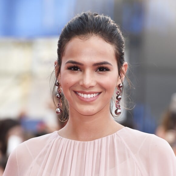 Bruna Marquezine conta que cuida dos cabelos de um modo diferente para fazer exercícios físicos. 'Treino com coque e bastante creme no cabelo'