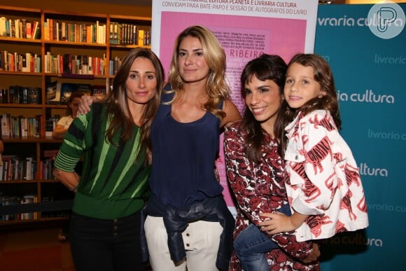 Maria Ribeiro recebeu as ex-mulheres de Fabio Assunção no lançamento de seu novo livro, em São Paulo