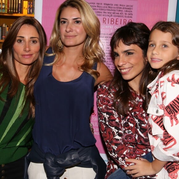 Maria Ribeiro foi prestiagada pelas ex-mulheres de Fabio Assunção, Karina Tavares e Priscila Borgonovi, e pela filha do ator, Ella Felipa, no lançamento do novo livro, em São Paulo, na quinta-feira, 10 de maio de 2018