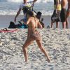 Grazi Massafera se exercitou na tarde deste domingo, 6 de julho de 2014, na praia da Barra da Tijuca, Zona Oeste do Rio de Janeiro