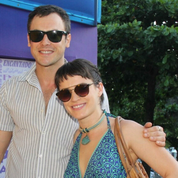 Sergio Guizé antecipou seu aniversário de 38 anos e jantou com Bianca Bin em restaurante do Rio na quarta-feira, 9 de maio de 2018