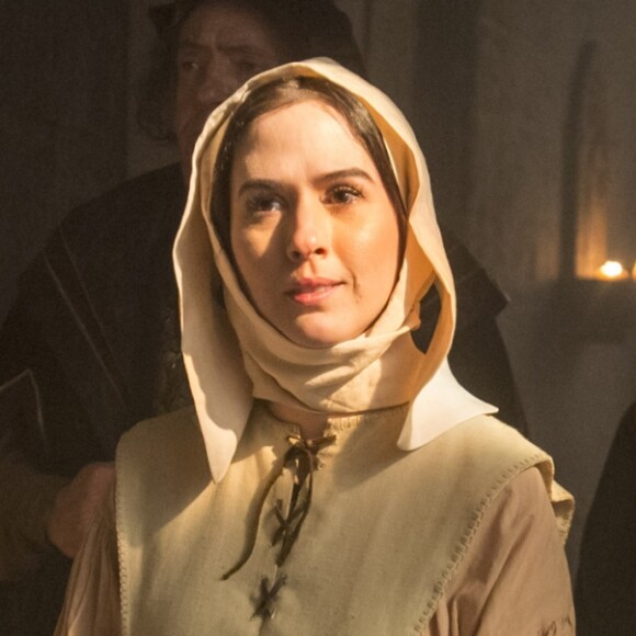 Orlando (Daniel Warren) não atende pedidos de Lucrécia (Tatá Werneck) e lhe beija nos próximos capítulos da novela 'Deus Salve o Rei': 'Ficou louco?! Não é não! (...) Rodolfo não pode nem desconfiar que um dia tivemos algo'