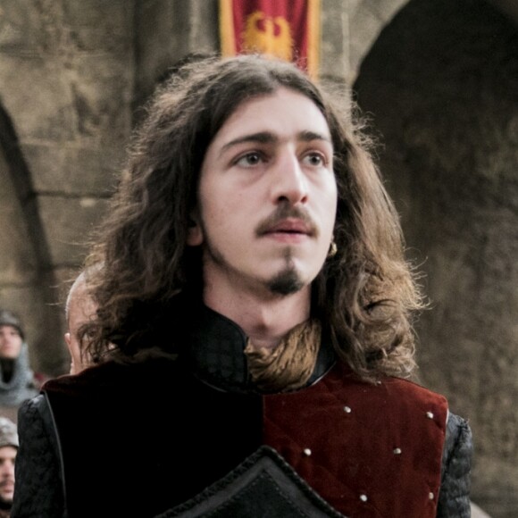 Rodolfo (Johnny Massaro) escuta o fim da conversa de Orlando (Daniel Warren) e Lucrécia (Tatá Werneck) nos próximos capítulos da novela 'Deus Salve o Rei': 'Vocês dois tiveram o quê?!'