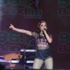 Anitta se apresenta de short curto e blusa transparente em show de festa junina da Portuguesa, em São Paulo
