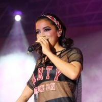 Anitta usa blusa transparente em show durante festa junina em São Paulo