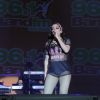 Anitta se apresenta de short curto e blusa transparente em show de festa junina da Portuguesa, em São Paulo