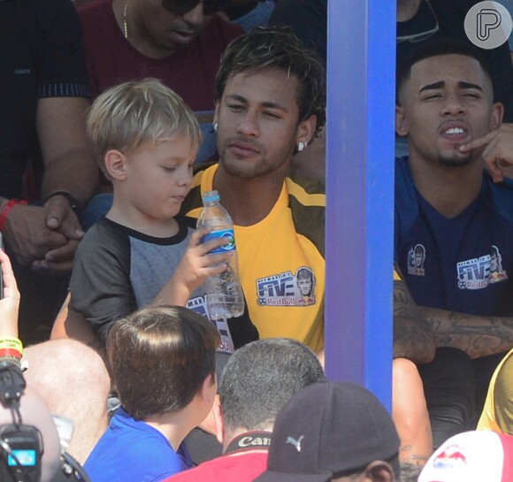 'O moleque parece o pai', escreveu Neymar na foto em que Carol Dantas postou com o filho dos dois