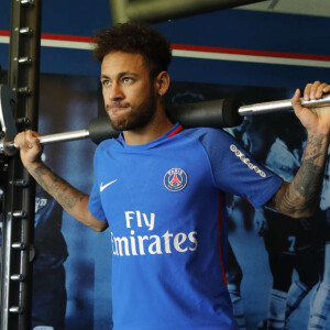 Neymar retornou a França e, longe do herdeiro, interagiu ao ver uma foto dele