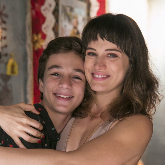 Clara (Bianca Bin) finalmente foi chamada de mãe por Tomaz (Vitor Figueiredo): 'Eu esperei até meu coração sentir vontade de dizer que você é minha mãe'
