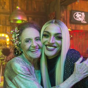 O show de Pabllo Vittar também roubou a cena no último capítulo: a cantora participou do velório de Caetana (Laura Cardoso)