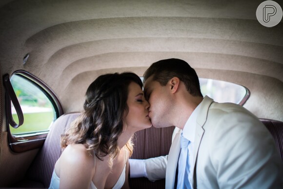 Clara (Bianca Bin) beija Patrick (Thiago Fragoso) em carro retrô após seu casamento