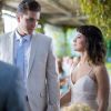 Os noivos Clara (Bianca Bin) e Patrick (Thiago Fragoso) escolheram roupas claras para a cerimônia