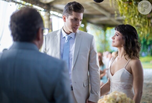 Os noivos Clara (Bianca Bin) e Patrick (Thiago Fragoso) escolheram roupas claras para a cerimônia