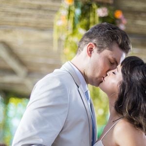 Clara (Bianca Bin) e Patrick (Thiago Fragoso) se beijam após o casamento