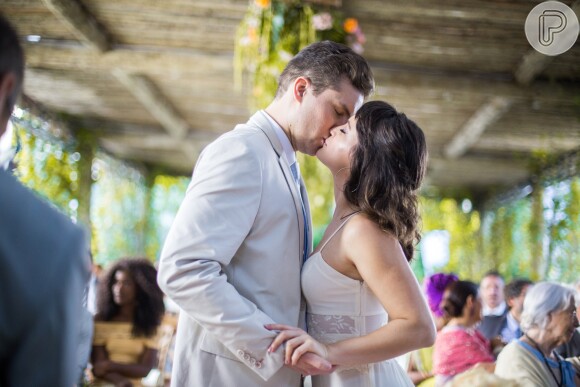 Clara (Bianca Bin) e Patrick (Thiago Fragoso) se beijam após o casamento