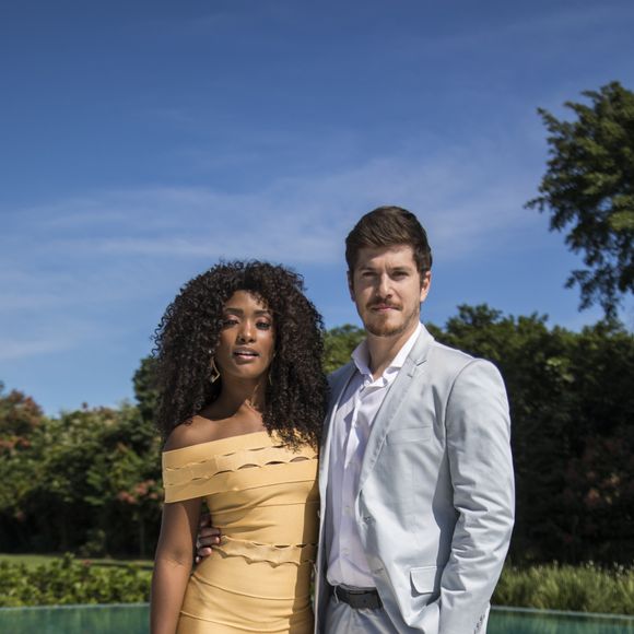 Raquel (Erika Januza) e Bruno (Caio Paduan) marcaram presença no casamento do casal de amigos