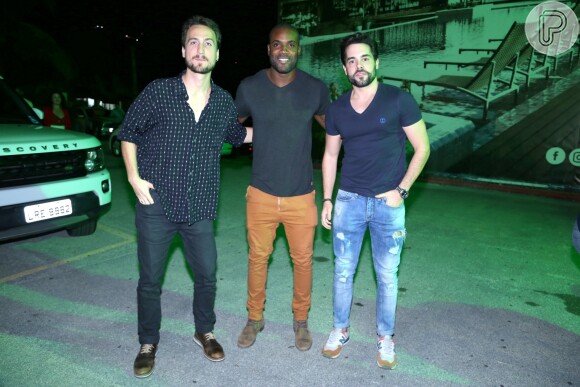 Igor Angelkorte, Rafael Zulu e Pedro Carvalho posam no Beach Club na Barra da Tijuca, zona oeste do Rio de Janeiro, na noite desta sexta-feira, 11 de maio de 2018