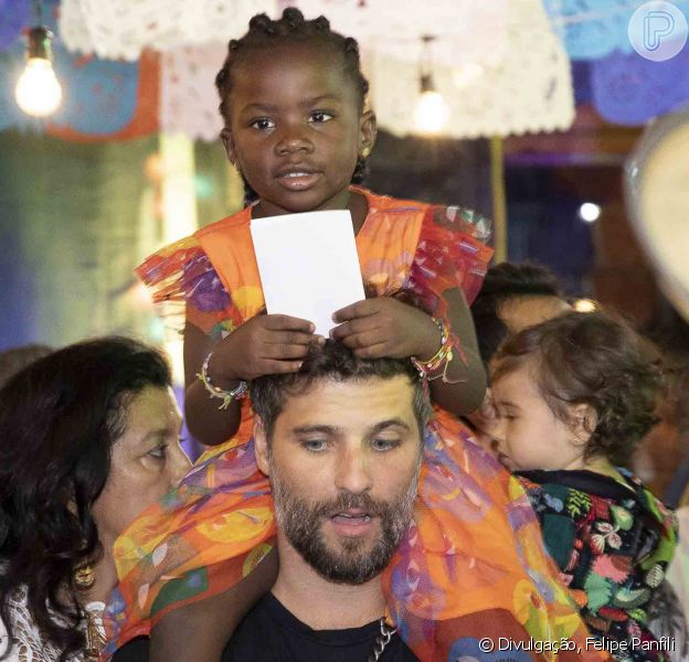 Filha De Giovanna Ewbank E Bruno Gagliasso, Títi Adota Trança Nagô Em Novo Visual. Fotos! - Purepeople