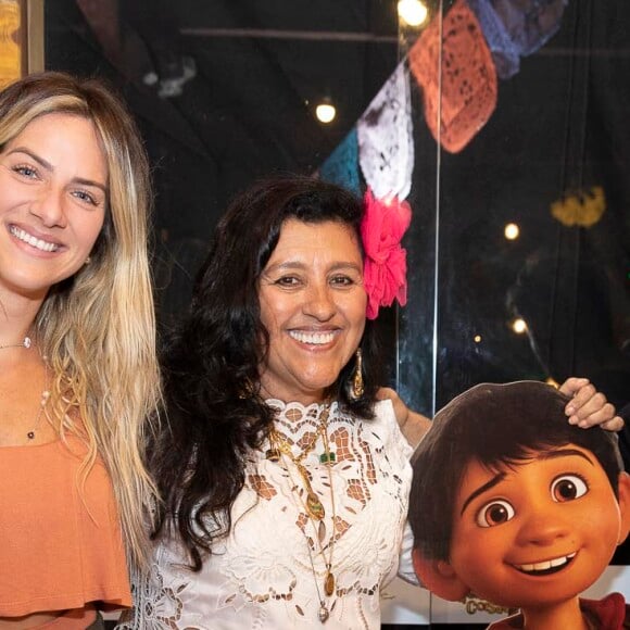 Giovanna Ewbank e Bruno Gagliasso posam com Regina Casé