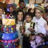 Regina Casé recebe famosos em aniversário de cinco anos do filho, Roque