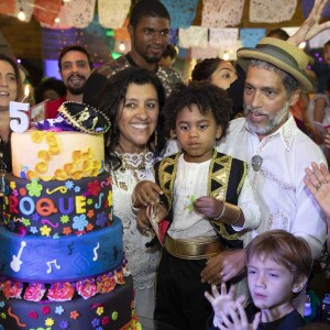 Regina Casé recebe famosos em aniversário de cinco anos do filho, Roque