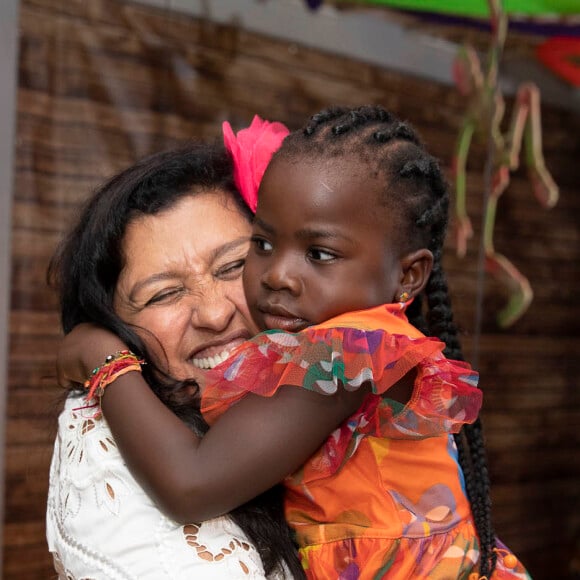 Títi abraça Regina Casé em festa de Roque, filho da apresentadora
