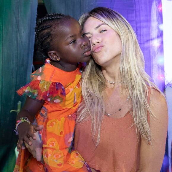 Títi e Giovanna Ewbank fazem 'bico' para a foto