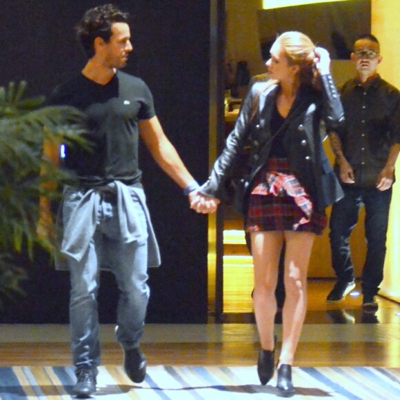 Marina Ruy Barbosa escolheu um look com uma pegada rock n' roll para o passeio