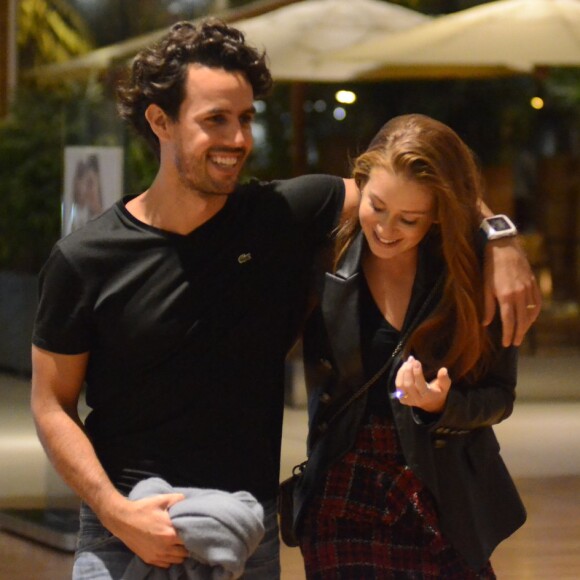 Marina Ruy Barbosa e Xande Negrão passearam abraçadinhos