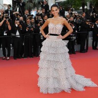 Bruna Marquezine aposta em longo de poá com babados para red carpet em Cannes