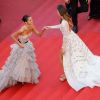 Bruna Marquezine e Izabel Goulart chegaram juntas à première em Cannes