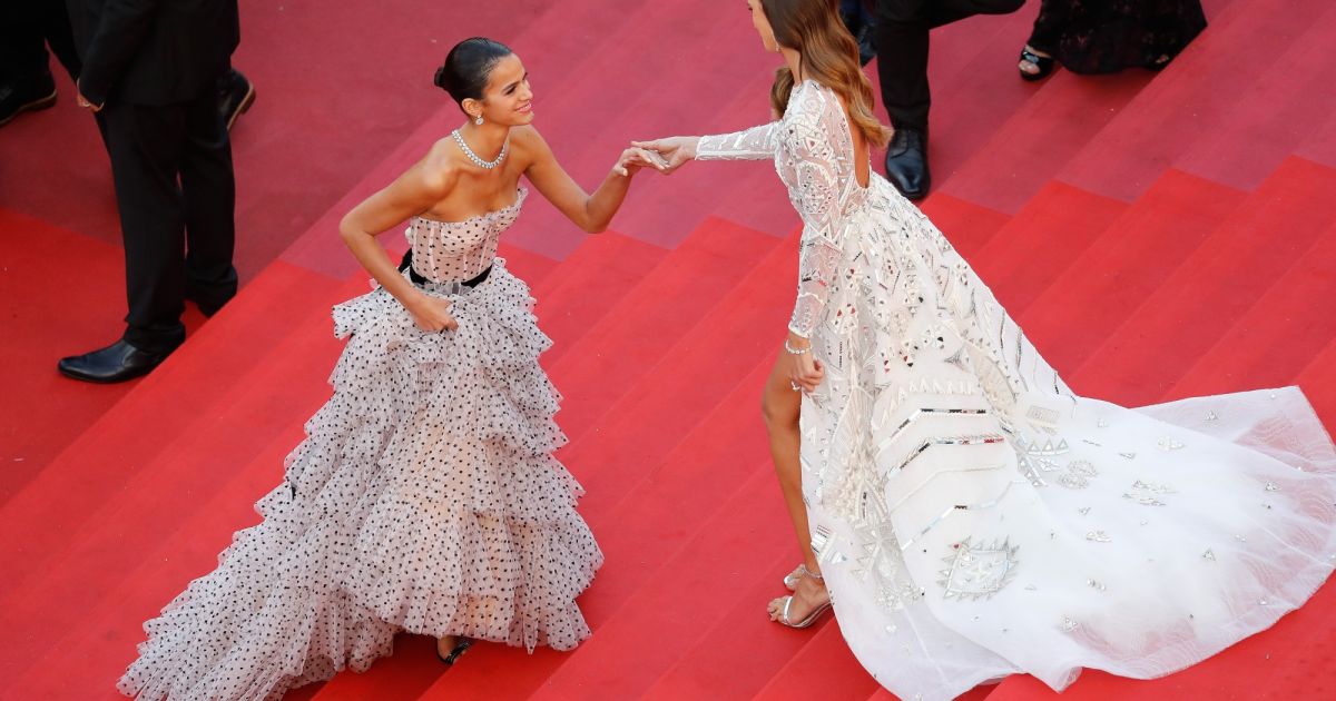 Bruna Marquezine e Izabel Goulart chegaram juntas à première em Cannes