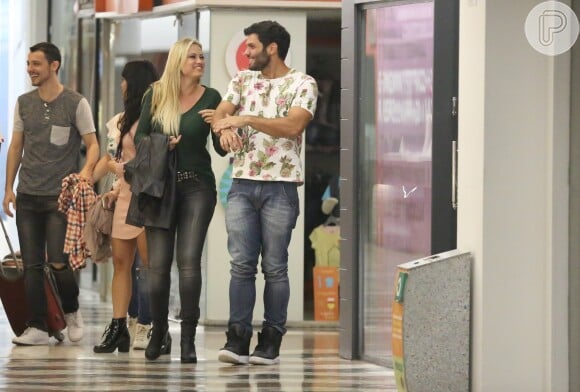 Ellen Rocche e Betto Marque andaram juntos pelo shopping da Gávea