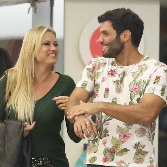 Ellen Rocche e Betto Marque andaram juntos pelo shopping da Gávea