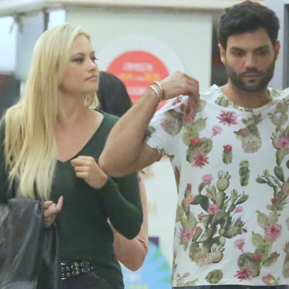 Ellen Rocche e Betto Marque no shopping da Gávea, neste domingo, 13 de maio de 2018