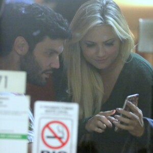 Ellen Rocche e Betto Marque foram fotografados juntos no shopping da Gávea