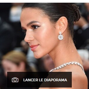 Bruna Marquezine conquistou todos os olhares no Festival de Cannes, apontou o 'Le Parisienne'. Site destacou ainda que a atriz não precisou de Neymar para atrair a atenção e a chamou de 'morena incendiária'