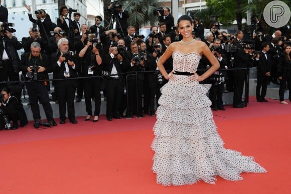 Bruna Marquezine chamou atenção da mídia estrangeira ao passar pelo tapete vermelho do Festival de Cannes neste final de semana