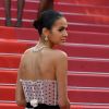 Bruna Marquezine apostou em vestido de poá ao cruzar o tapete vermelho do Festival de Cannes para conferir o filme "Le Grand Bain"