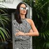 Bruna Marquezine compareceu ao almoço promovido pela joalheria Chopard no Festival de Cannes 2018 com um vestido curto listrado de R$ 1,1 mil da grife Self-Portrait