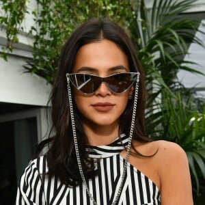 Bruna Marquezine apostou nos óculos esculos de modelo gatinho para um almoço promovido pela joalheria Chopard no Festival de Cannes 2018