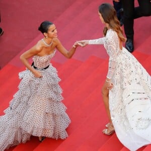 Bruna Marquezine recebeu a ajuda da top brasileira Izabel Goulart para subir as escadas no Festival de Cannes 2018