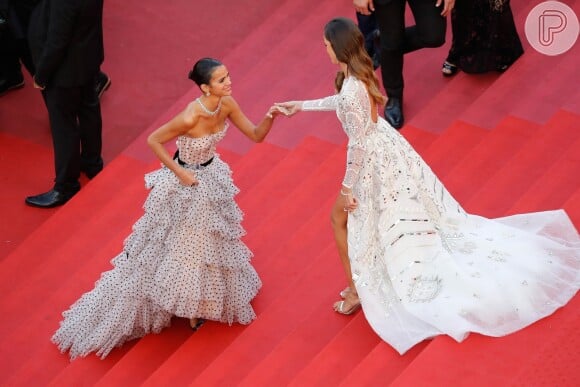 Bruna Marquezine recebeu a ajuda da top brasileira Izabel Goulart para subir as escadas no Festival de Cannes 2018