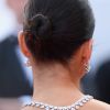 Bruna Marquezine apostou em coque com aspecto wet no festival de Cannes, na França
