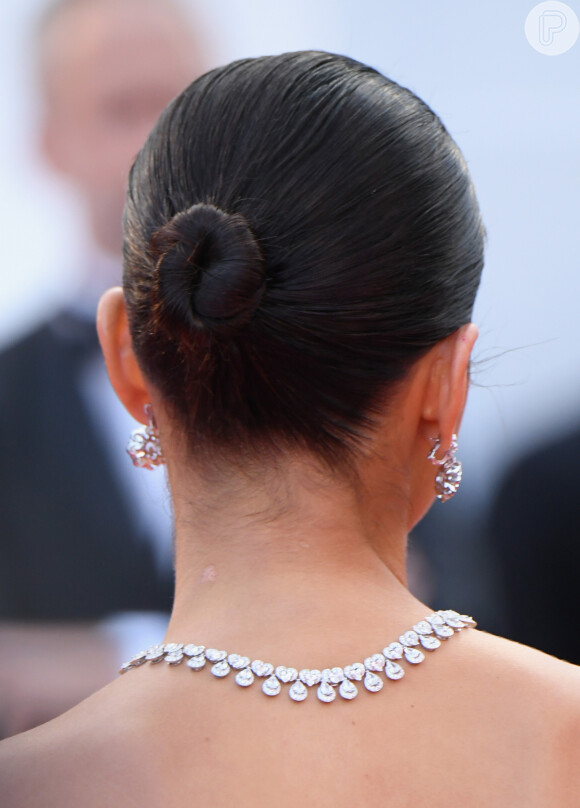 Bruna Marquezine apostou em coque com aspecto wet no festival de Cannes, na França