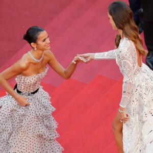 Bruna Marquezine posou com Izabel Goulart na première do filme 'Sink Or Swim (Le Grand Bain)', no festival de Cannes