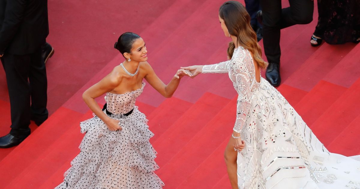 Bruna Marquezine posou com Izabel Goulart na première do filme 'Sink Or