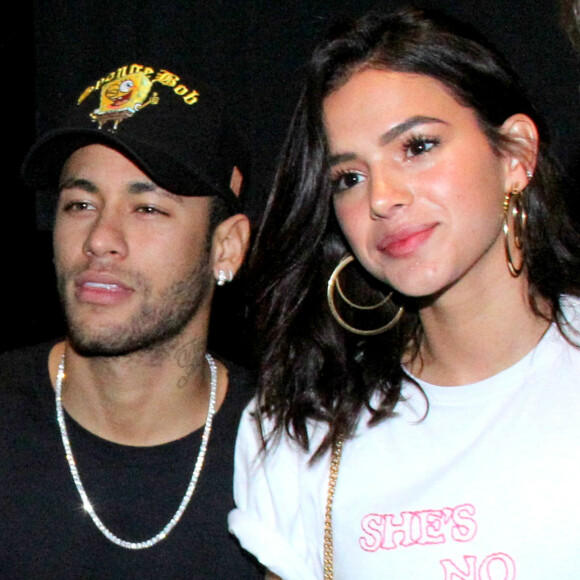 Bruna Marquezine e Neymar se encontram na França