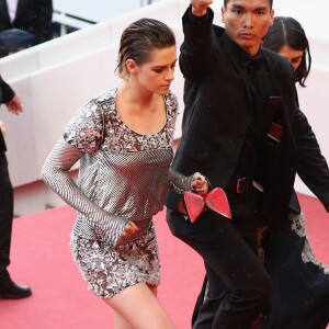 Kristen Stewart foi ajudada por um segurança, que segurou o guarda-chuva para ela