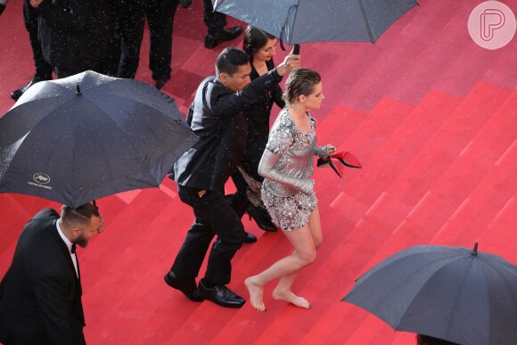 Kristen Stewart não hesitou ao se deparar com a escadaria molhada